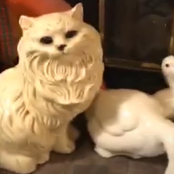 ISO: in search of my grandma’s vintage ceramic white Persian cat statue 🙏🏼 - Picture 3 of 15